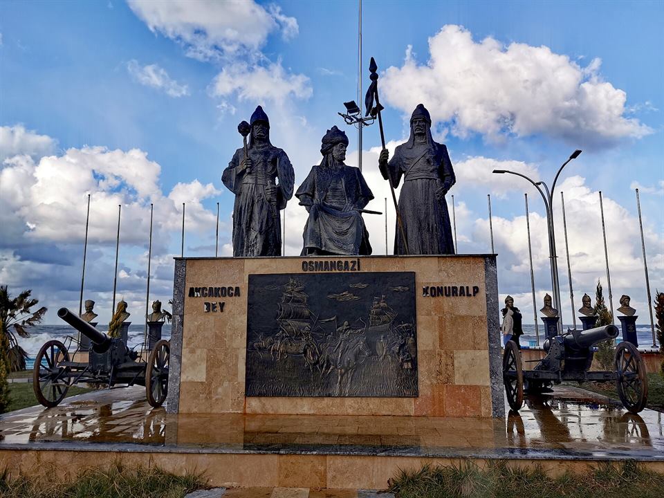 Akçakoca Bey Anıtı