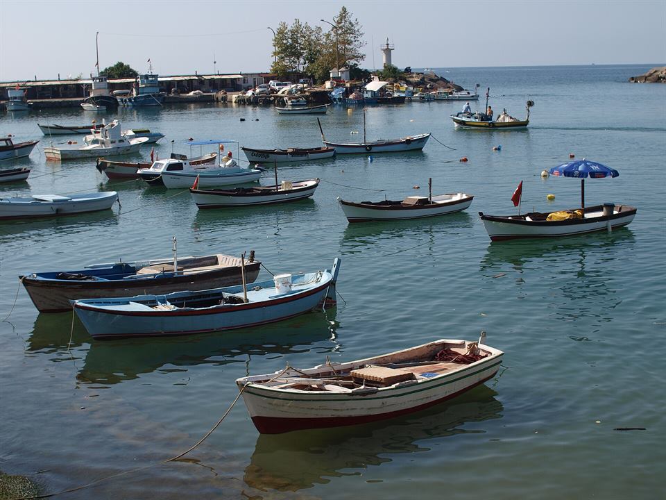 Akçakoca Harbour and Lighthouse